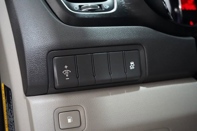 Used 2017 Kia Sedona LX image 21