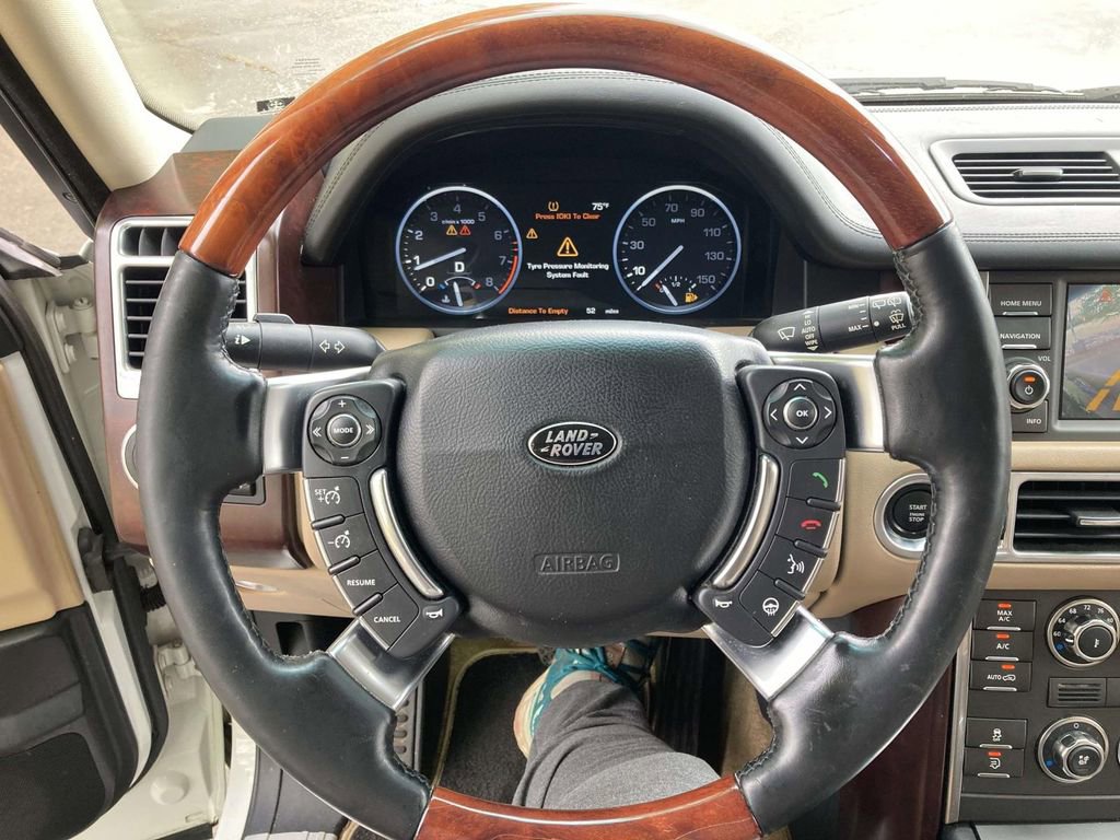 Used 2011 Land Rover Range Rover HSE image 21