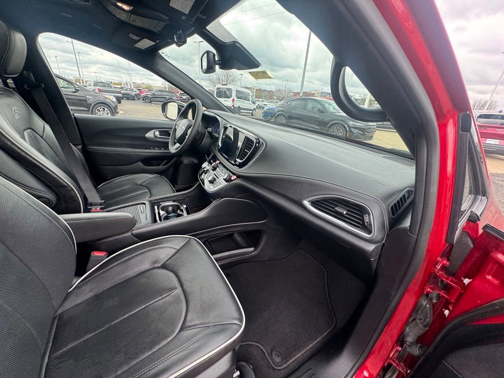 Used 2025 Chrysler Pacifica Limited FWD image 17