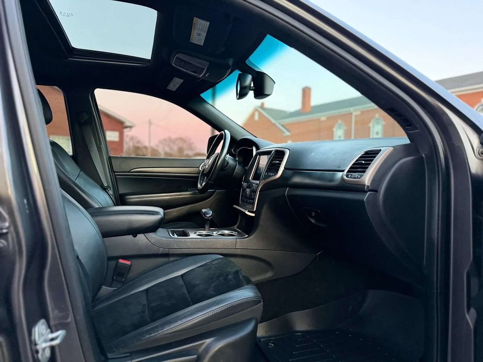 Used 2015 Jeep Grand Cherokee Altitude AWD/4WD image 12
