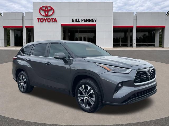 Used 2025 Toyota Highlander XLE FWD image 7
