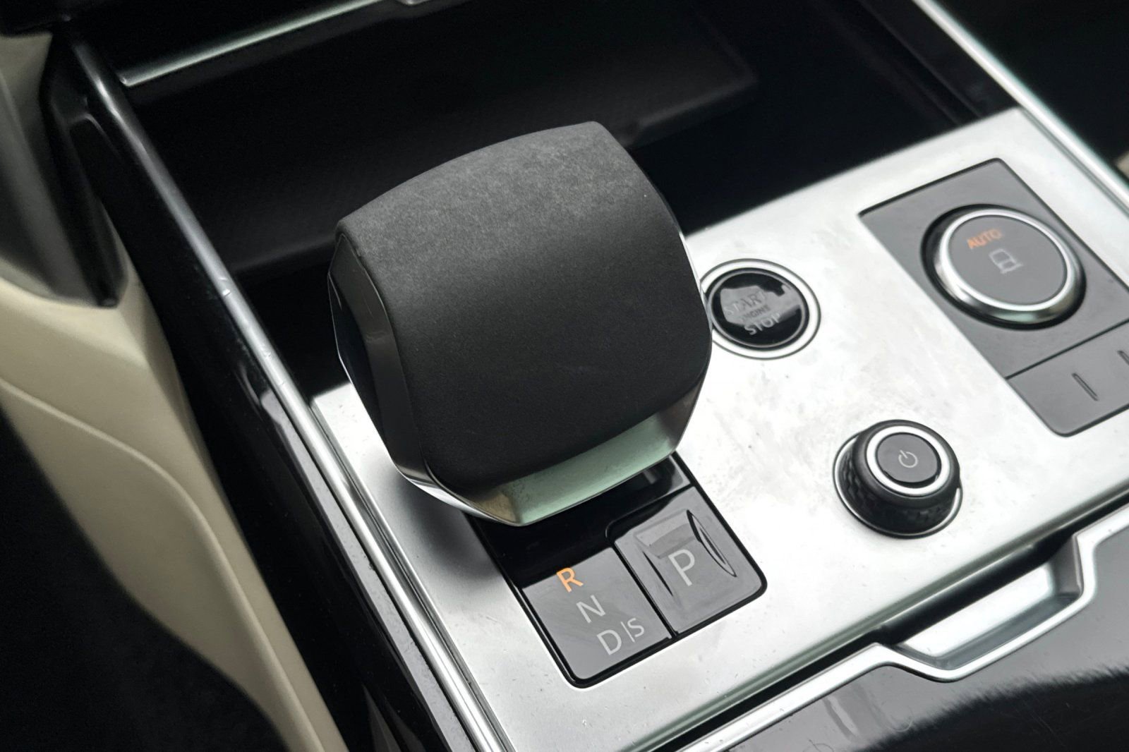 Used 2023 Land Rover Range Rover SE image 25