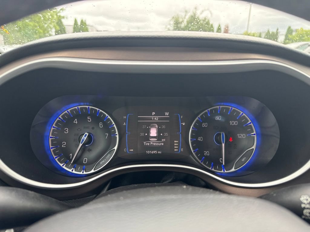 Used 2017 Chrysler Pacifica Touring-L w/ Tire & Wheel Group FWD image 10