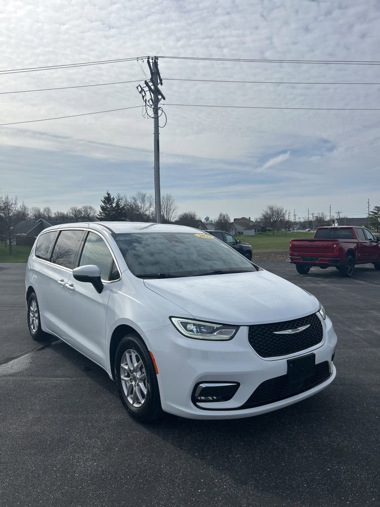 Used 2023 Chrysler Pacifica Touring-L image 1