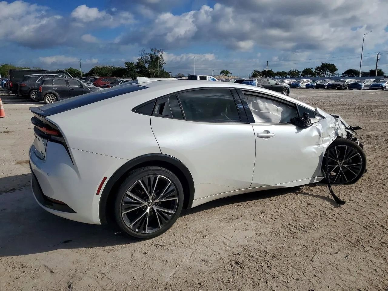 Used 2023 Toyota Prius XLE FWD image 4