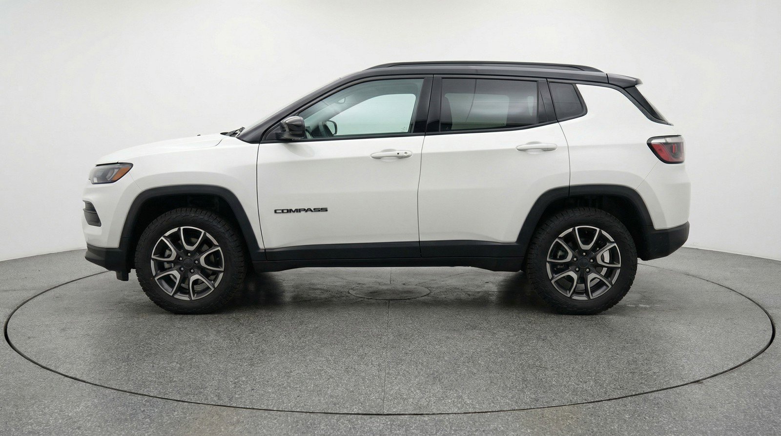Used 2025 Jeep Compass Trailhawk image 5
