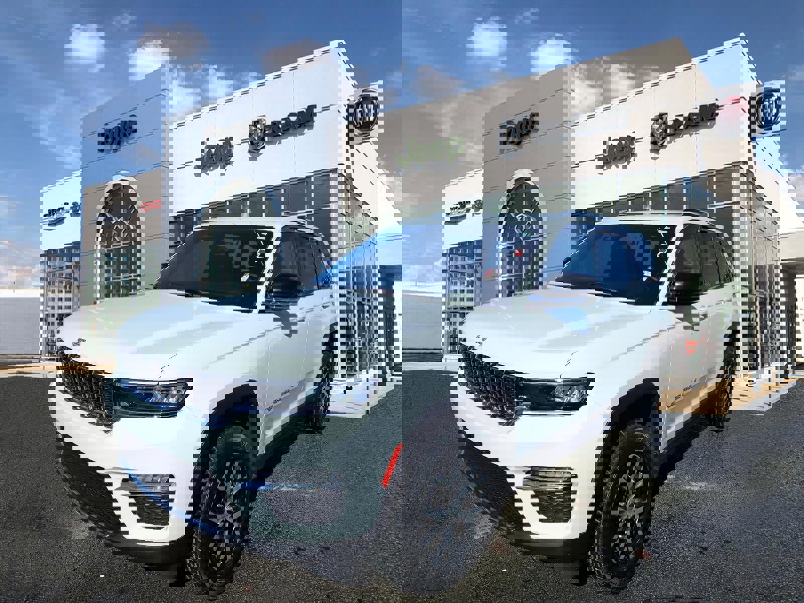 Used 2024 Jeep Grand Cherokee Limited image 4