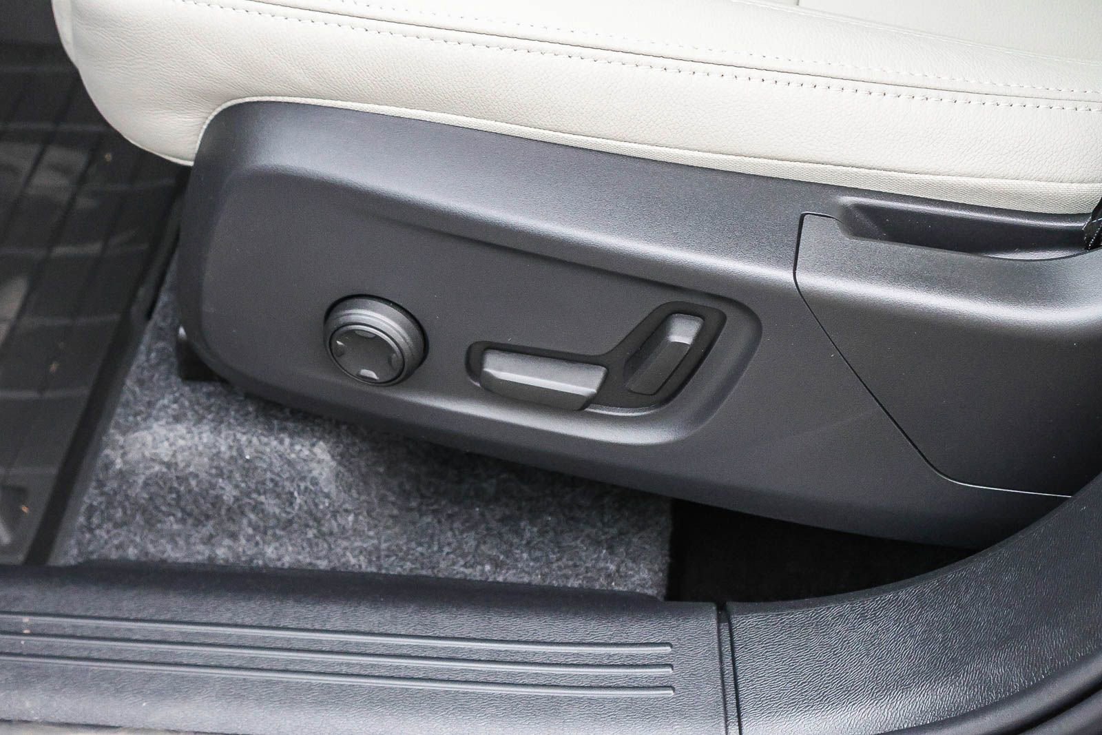 New 2026 Volvo XC40 B5 Plus w/ Protection Package Premier image 30