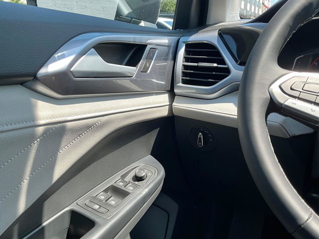 New 2026 Volkswagen Taos SEL AWD/4WD image 24