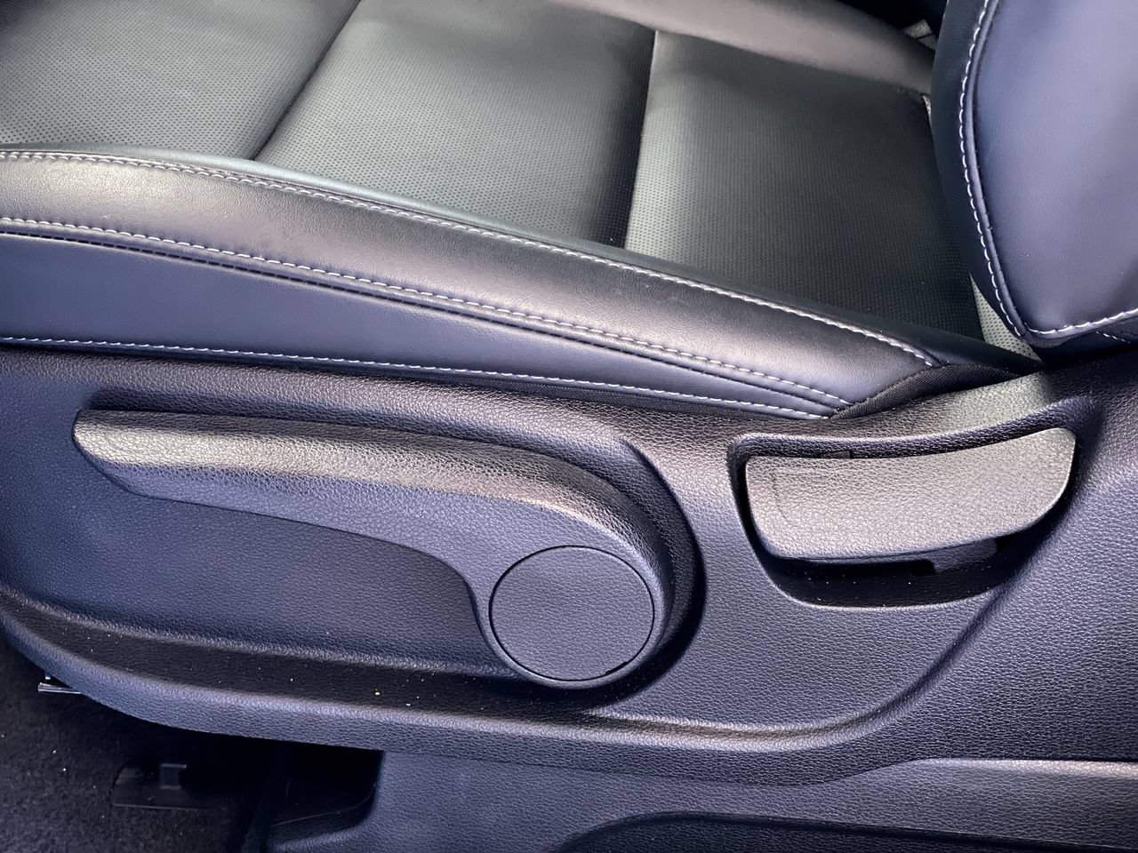 Certified 2025 Kia Telluride LX FWD image 17