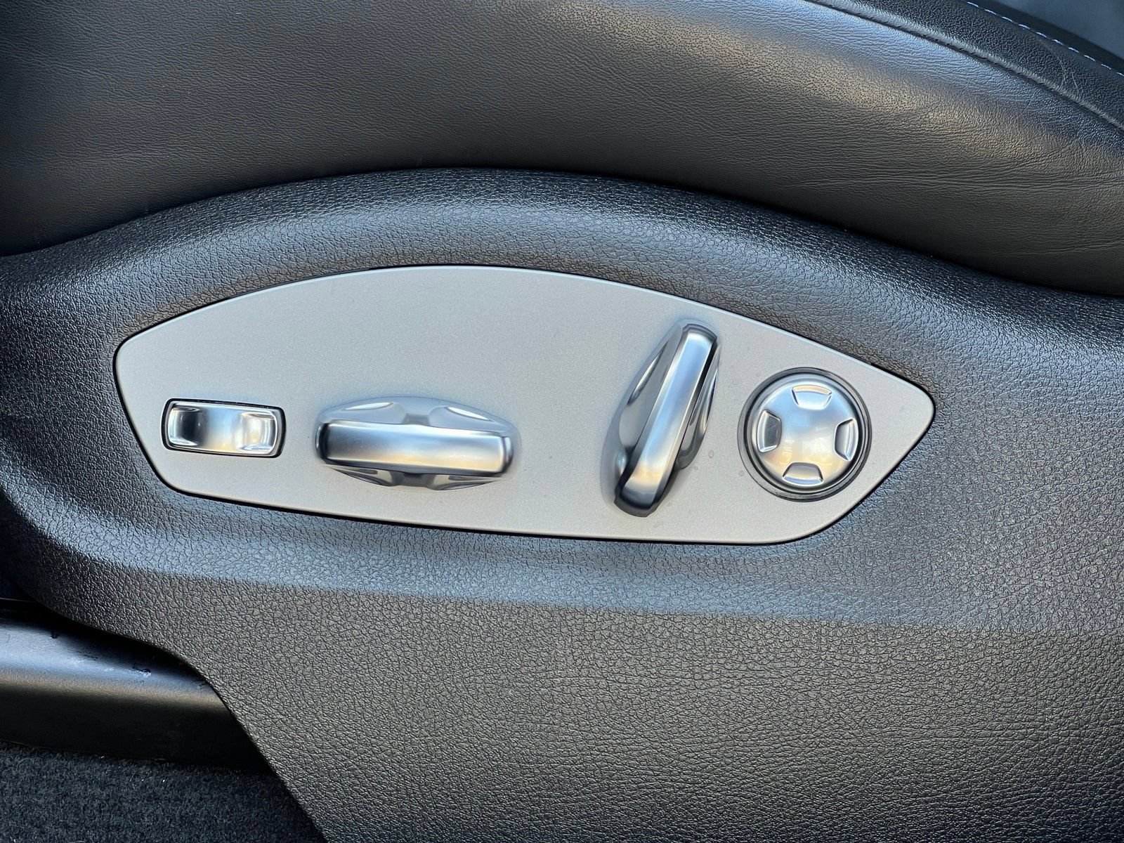 Used 2022 Porsche Macan AWD/4WD image 18