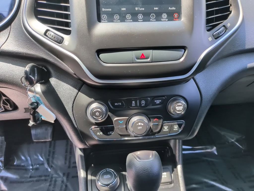 Used 2019 Jeep Cherokee Latitude w/ Cold Weather Group AWD/4WD image 27