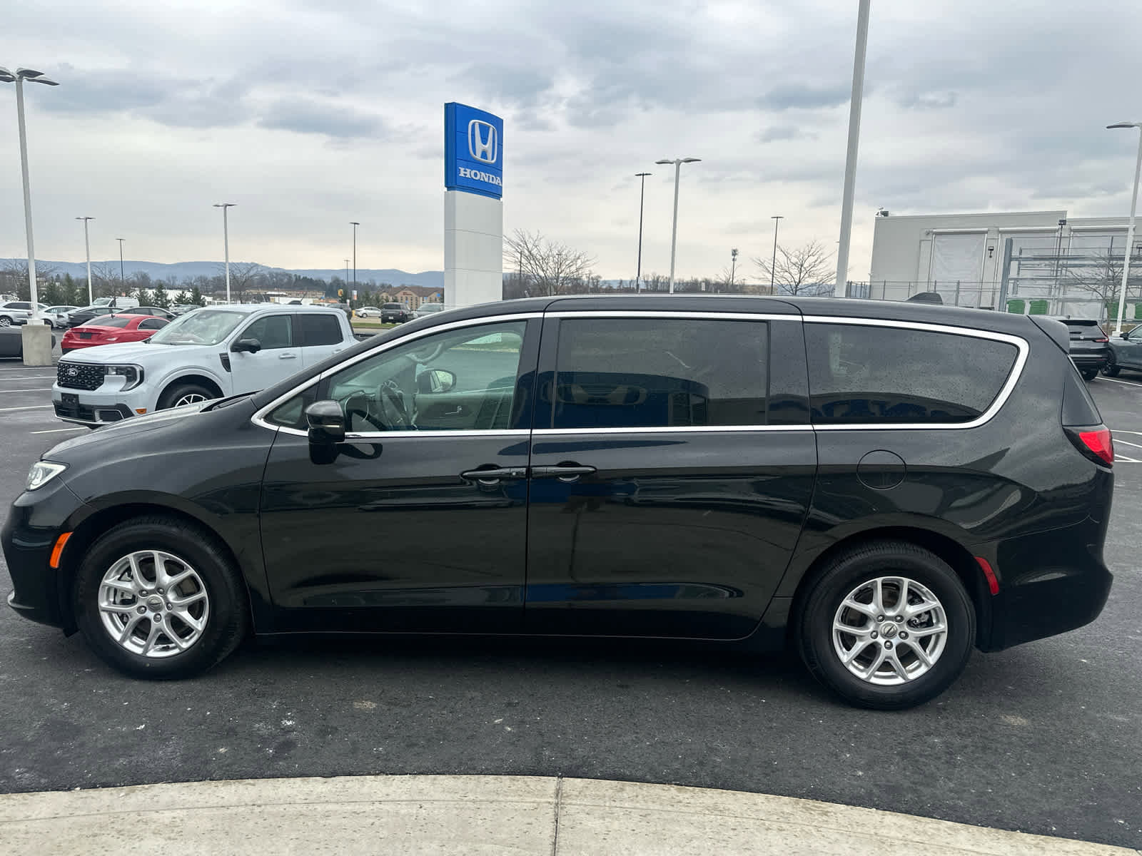 Used 2024 Chrysler Pacifica Touring-L image 6