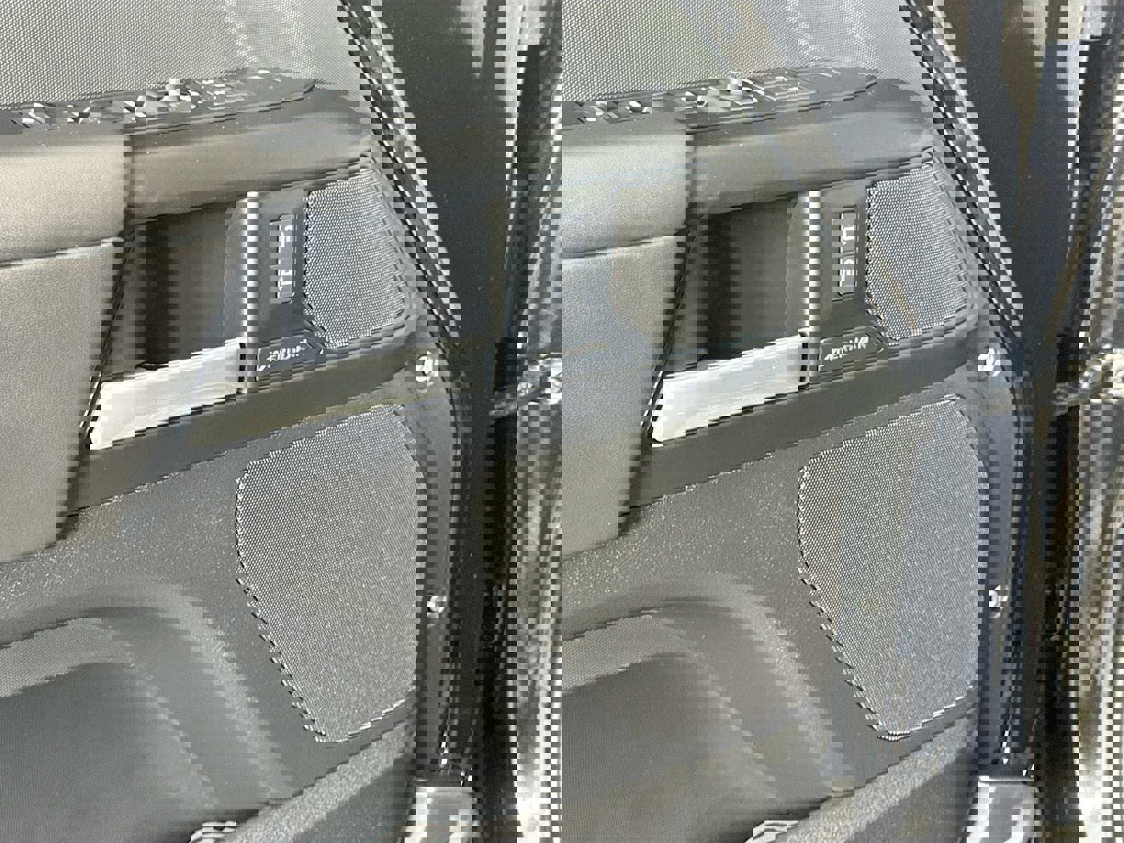 Used 2025 Land Rover Defender 110 S image 21