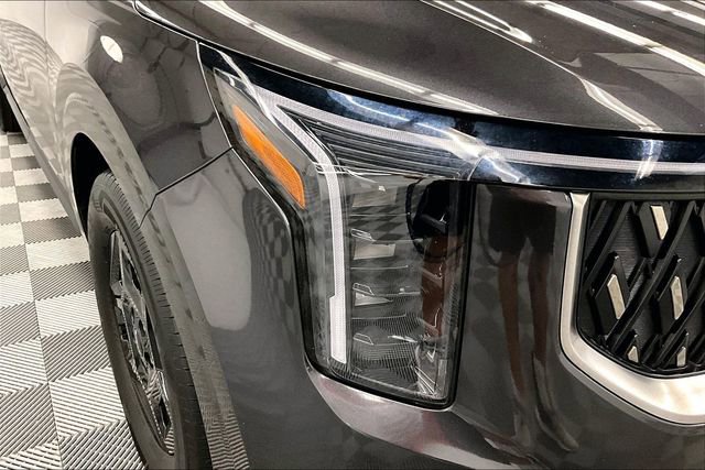 Used 2025 Kia Carnival FWD image 34