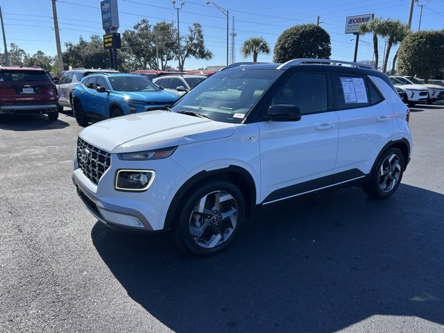 Used 2022 Hyundai Venue Limited image 3