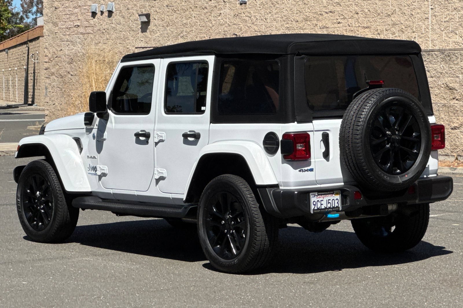 Used 2022 Jeep Wrangler Unlimited Sahara w/ Cold Weather Group AWD/4WD image 5