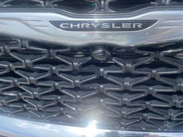 Used 2022 Chrysler Pacifica Touring-L FWD image 4