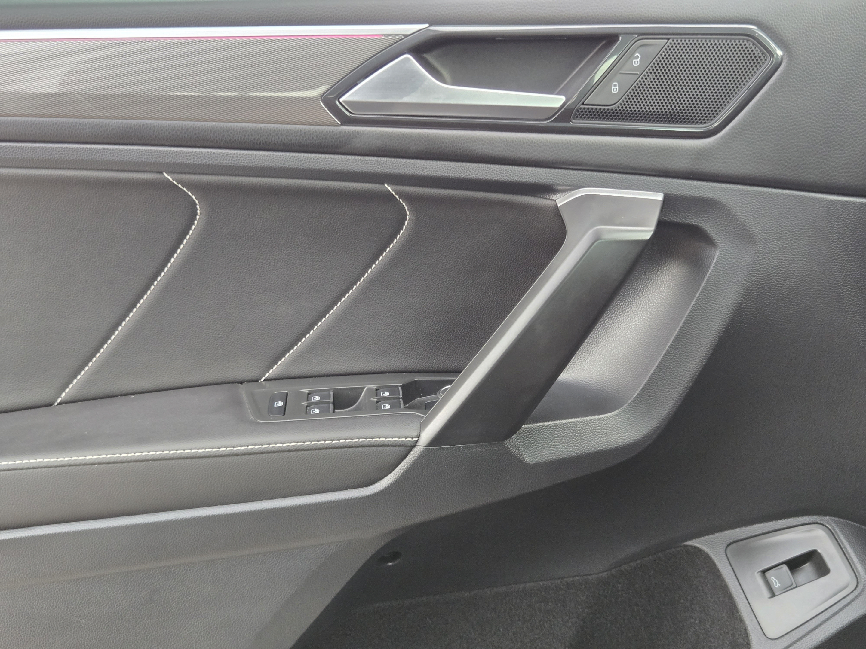 Used 2024 Volkswagen Tiguan SE R-Line FWD image 20