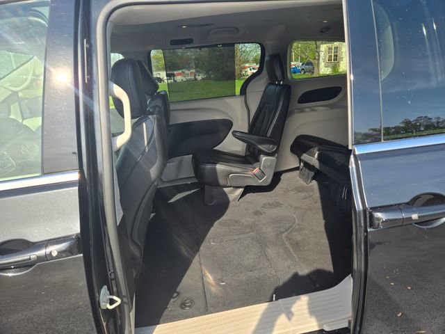 Used 2023 Chrysler Pacifica Touring-L image 18