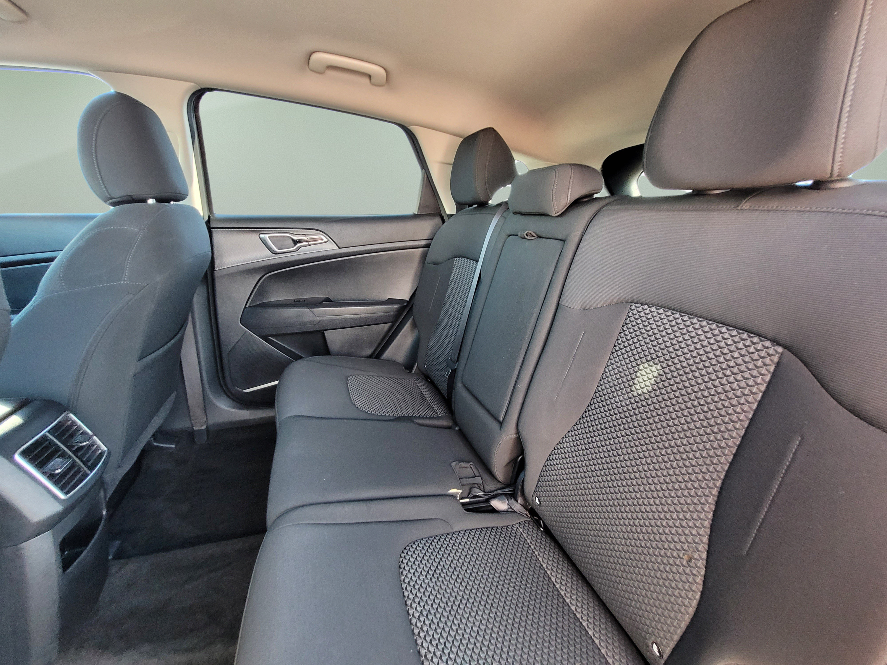 Used 2023 Kia Sportage LX AWD/4WD image 16