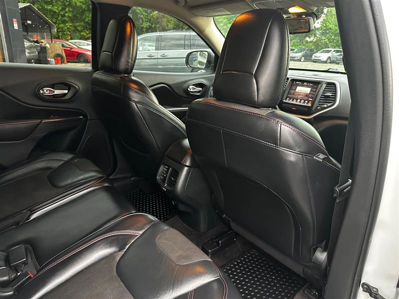 Used 2016 Jeep Cherokee Trailhawk AWD/4WD image 17