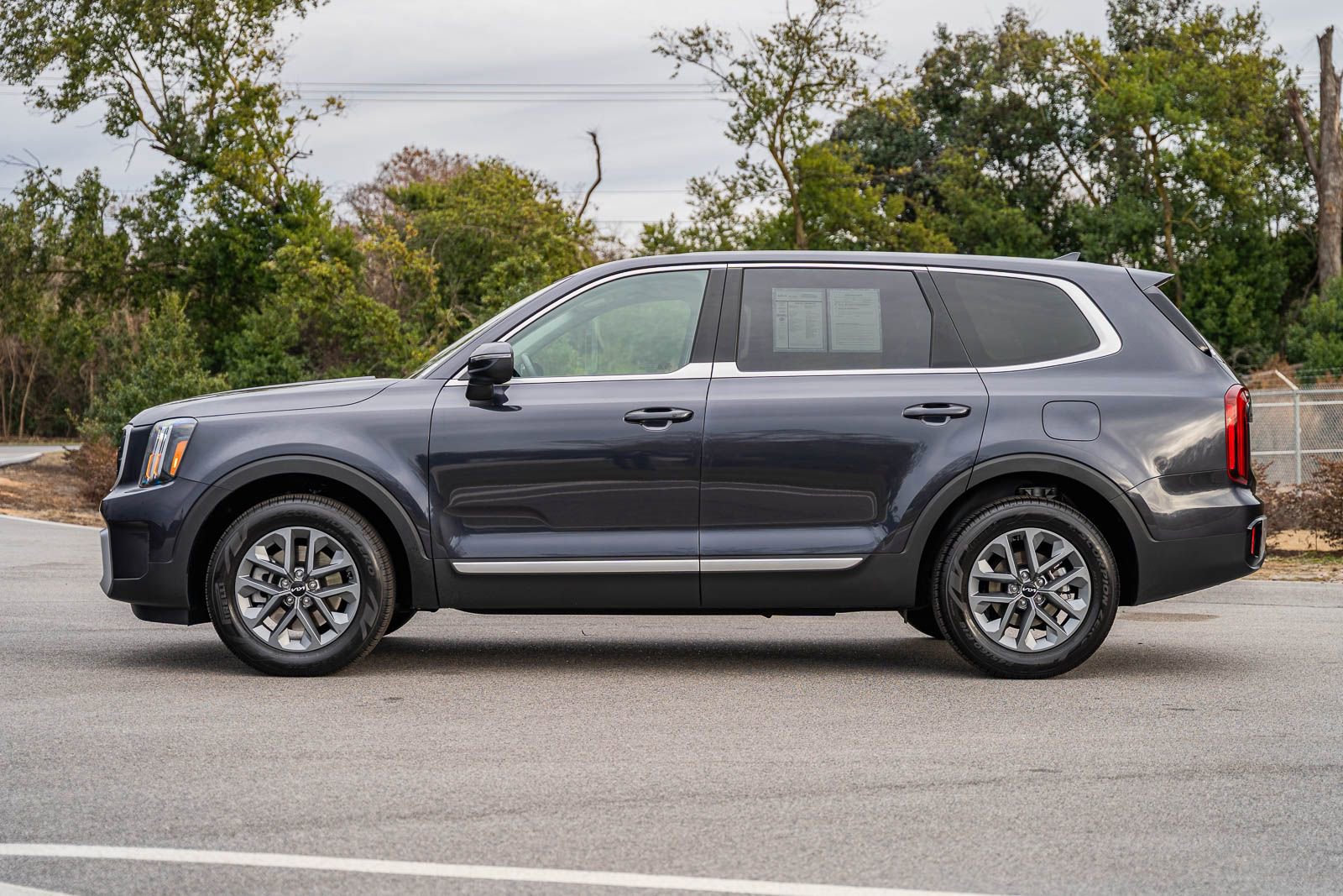 Used 2025 Kia Telluride LX image 4