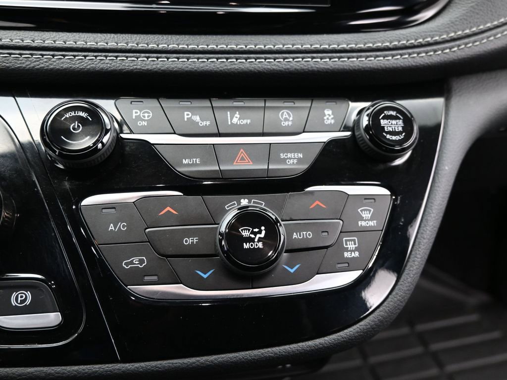 Used 2025 Chrysler Pacifica Select image 23
