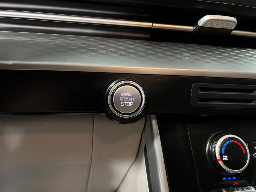 Used 2023 Kia Carnival LX image 27