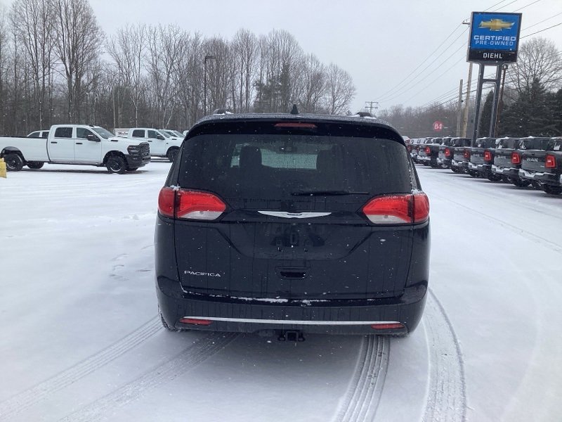 Used 2017 Chrysler Pacifica Touring-L image 6