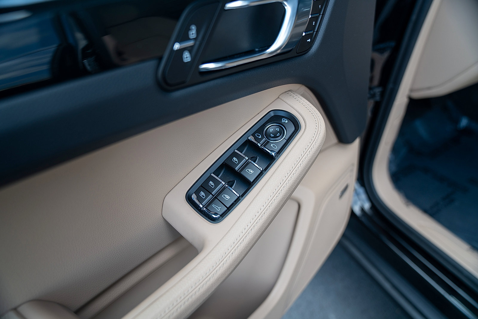 Certified 2025 Porsche Macan AWD/4WD image 18