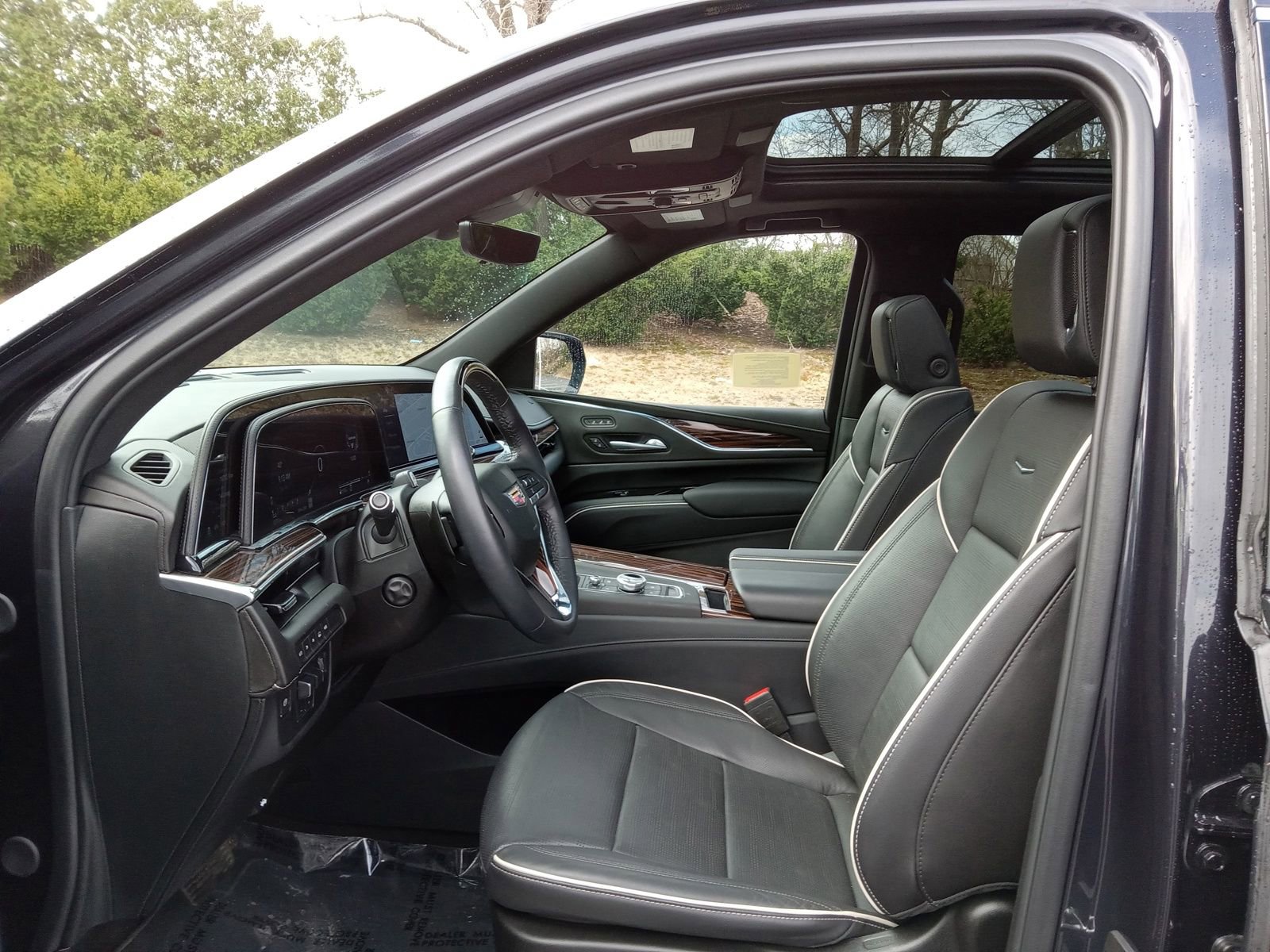 Used 2024 Cadillac Escalade Premium Luxury w/ Performance Package image 11