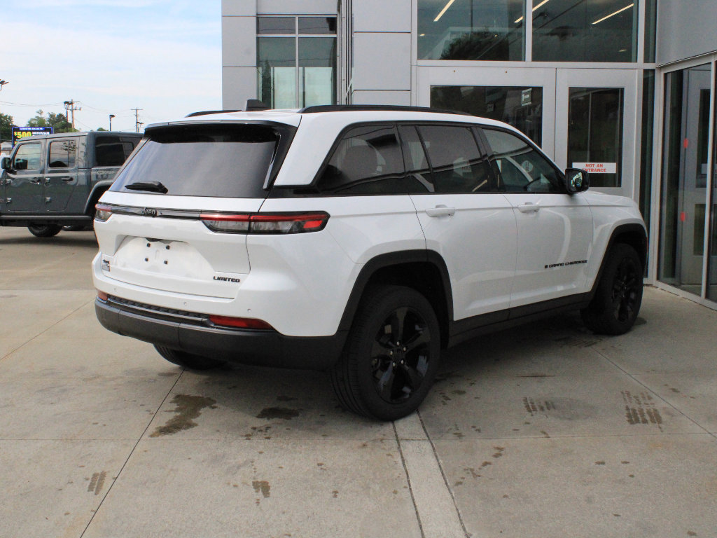 Used 2023 Jeep Grand Cherokee Limited w/ Black Appearance Package AWD/4WD image 7