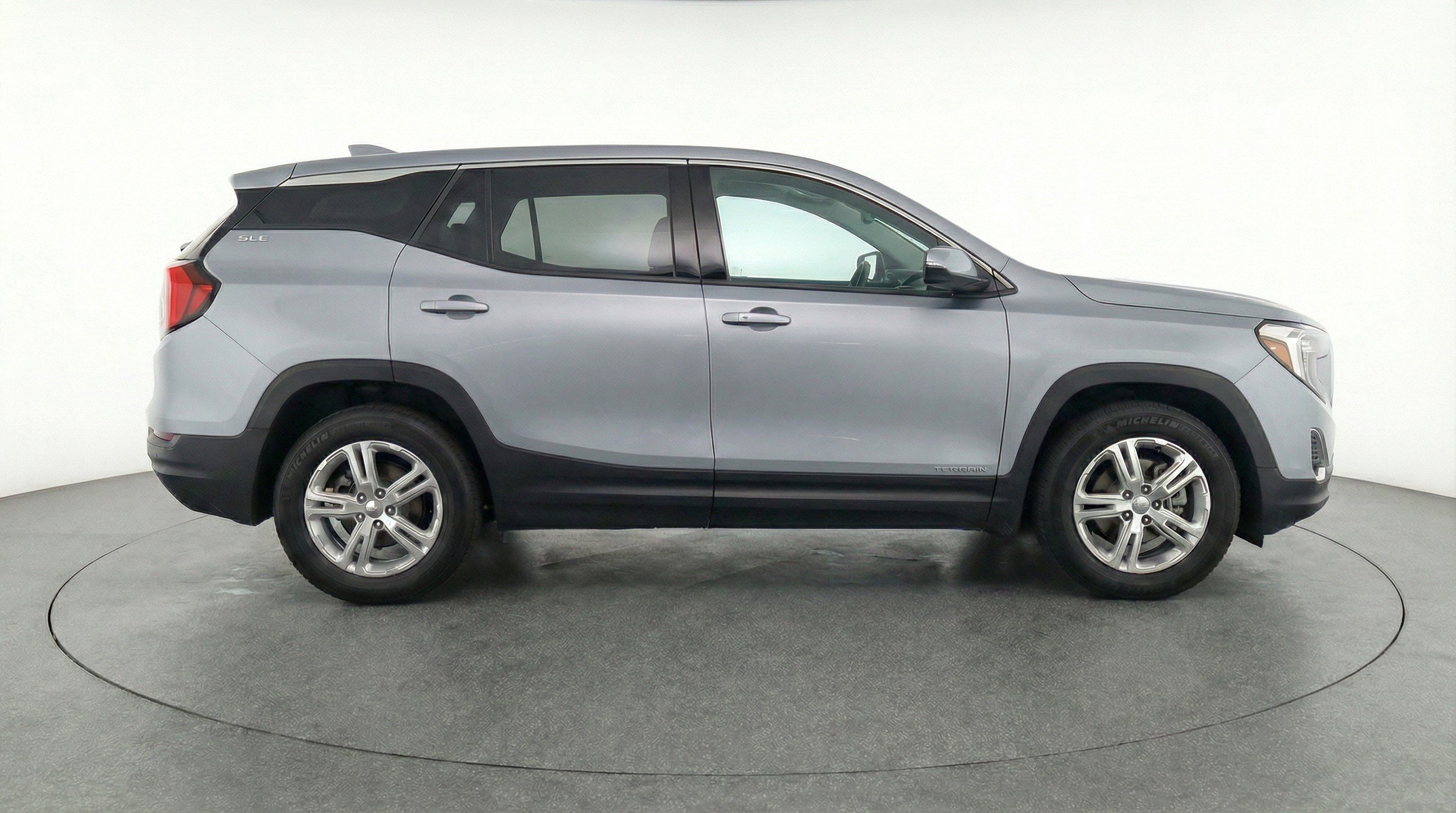 Used 2024 GMC Terrain SLE image 11