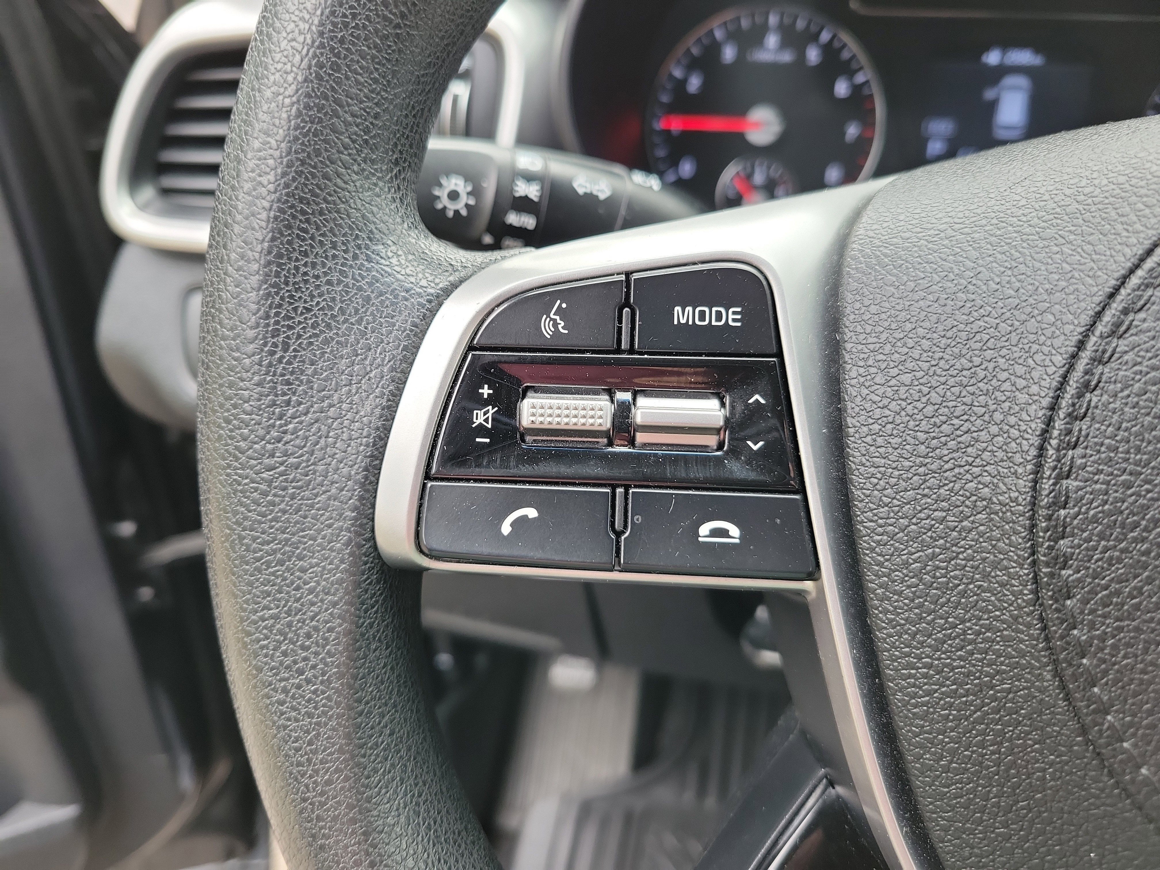 Used 2020 Kia Sorento LX image 13