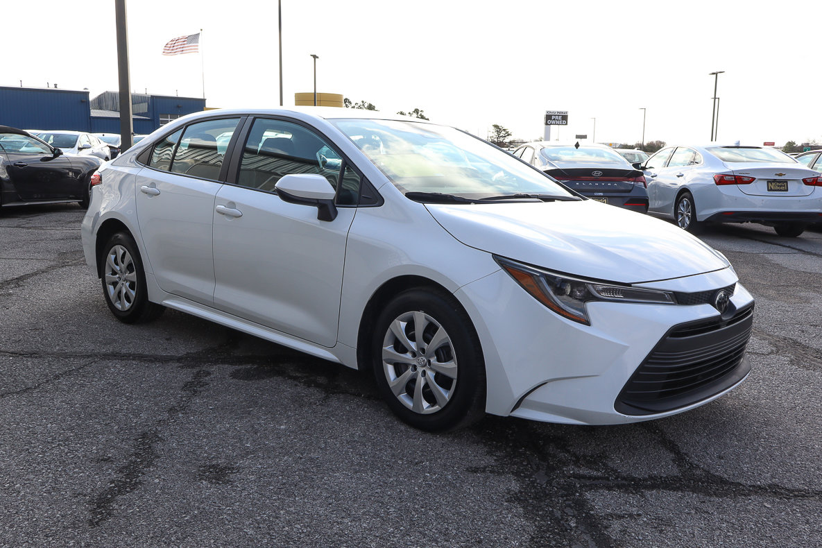 Used 2025 Toyota Corolla LE FWD image 3