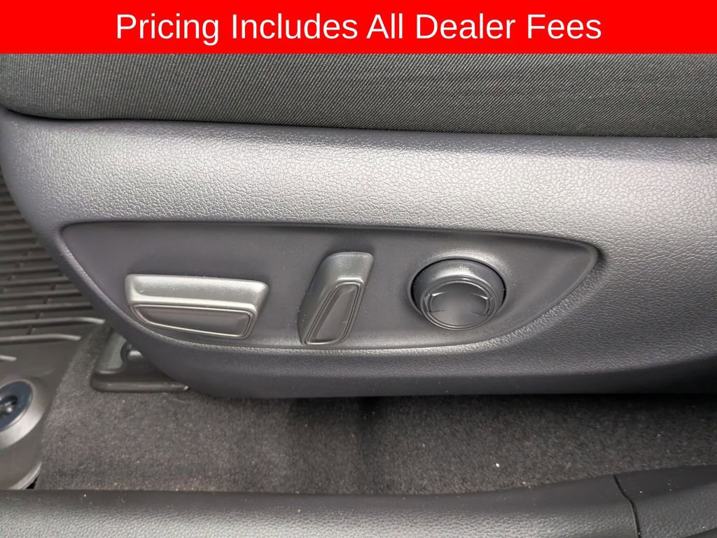 Used 2025 Toyota RAV4 XLE AWD/4WD image 21
