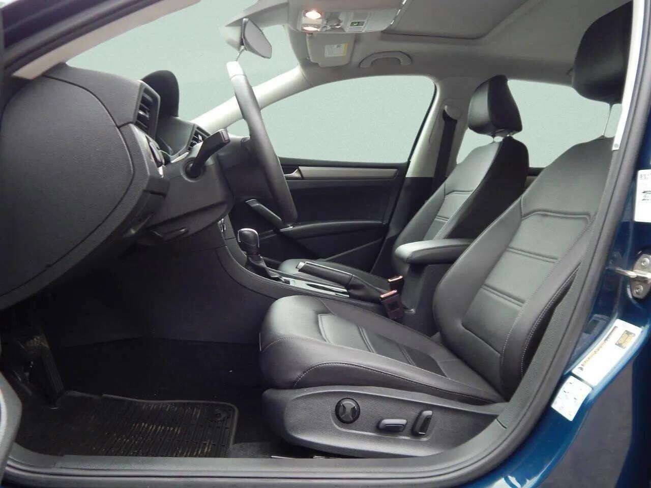 Used 2022 Volkswagen Passat 2.0T SE image 11