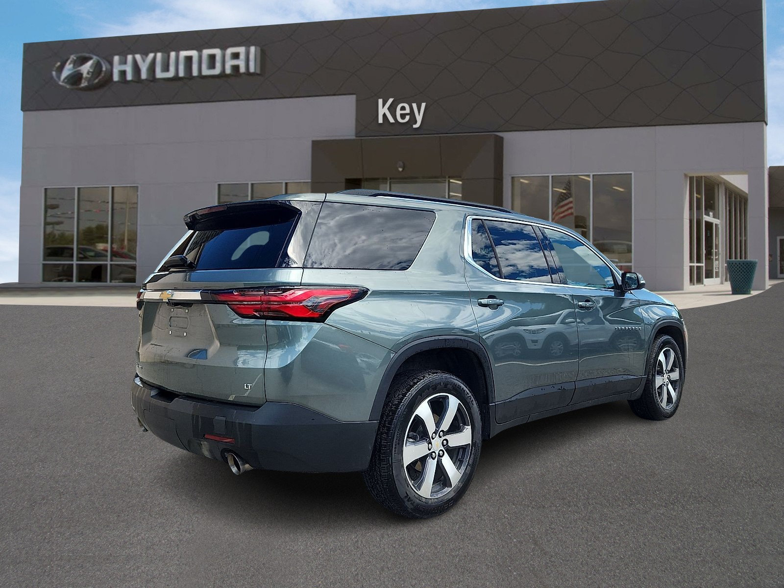 Used 2023 Chevrolet Traverse LT w/ LT Premium Package AWD/4WD image 4