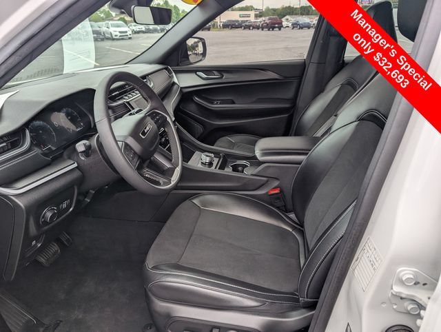 Used 2025 Jeep Grand Cherokee Altitude AWD/4WD image 13