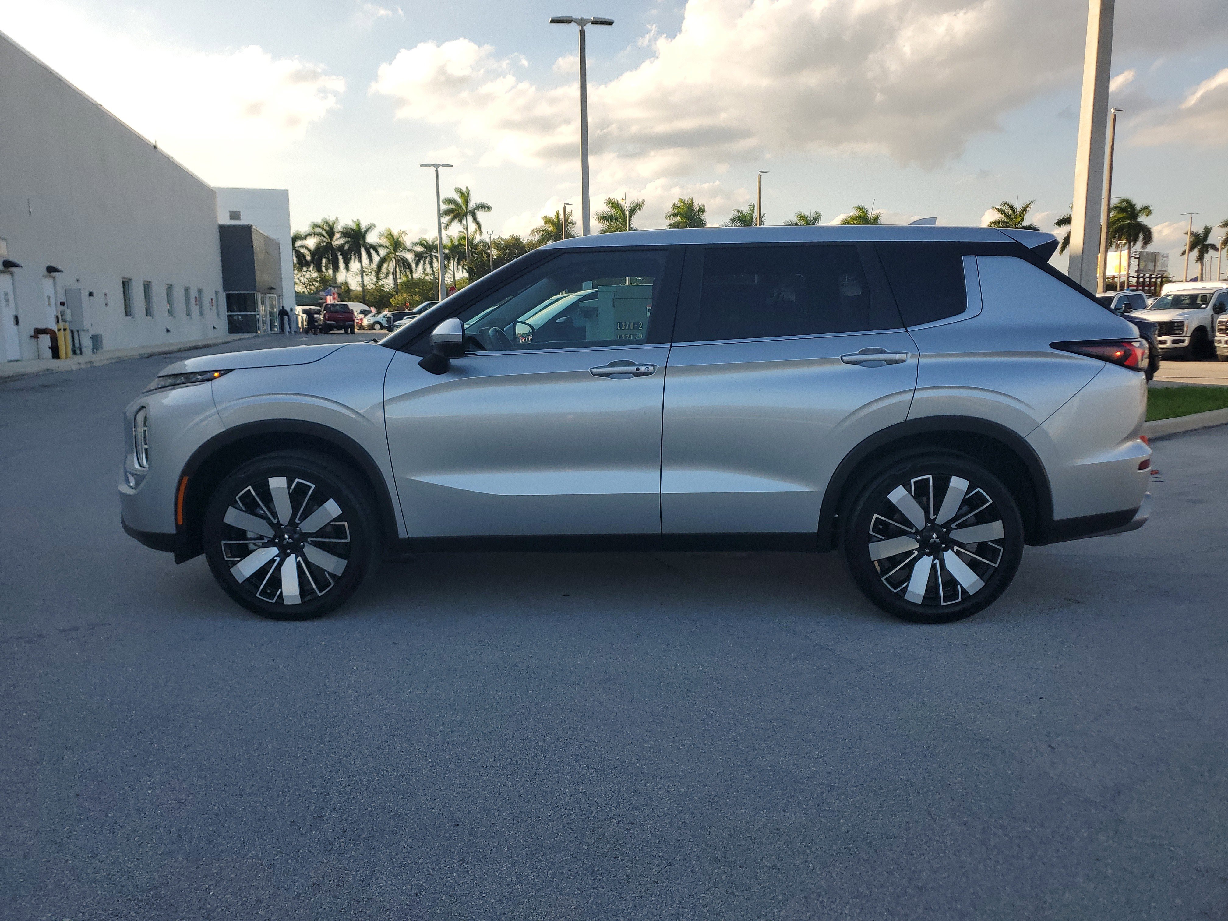 Used 2025 Mitsubishi Outlander SE image 8