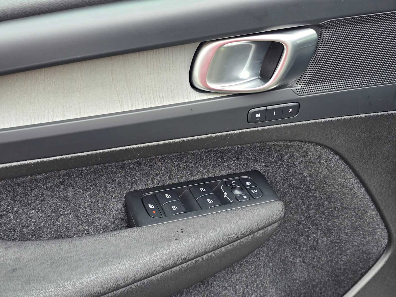 Certified 2025 Volvo XC40 B5 Plus AWD/4WD image 24