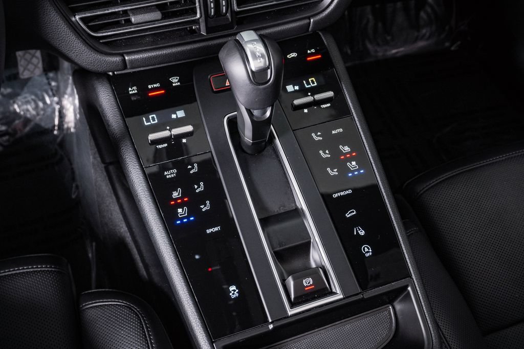 Certified 2026 Porsche Macan AWD/4WD image 24