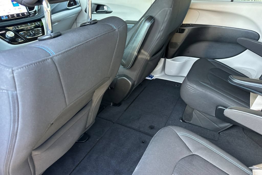 Used 2021 Chrysler Pacifica Touring FWD image 12