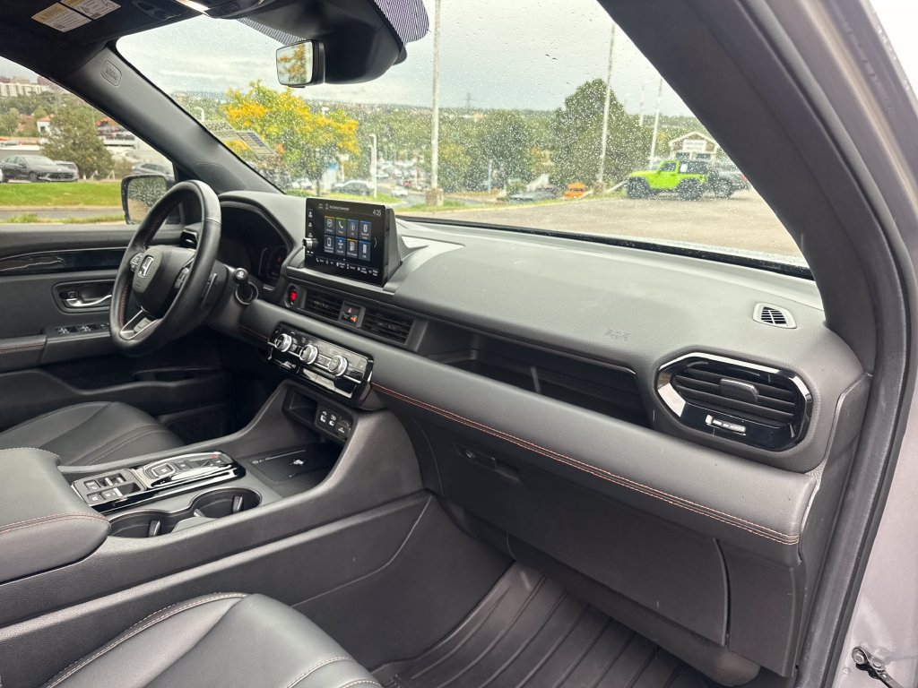 Used 2025 Honda Pilot TrailSport image 32