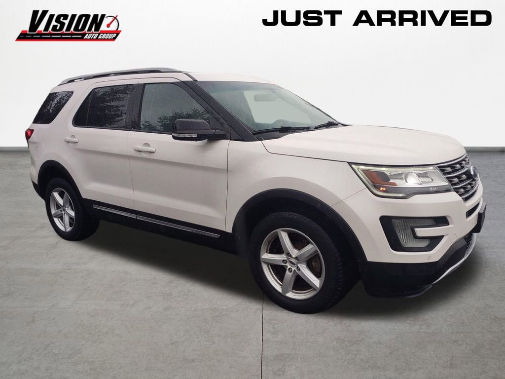 Used 2017 Ford Explorer XLT w/ Equipment Group 202A AWD/4WD image 7