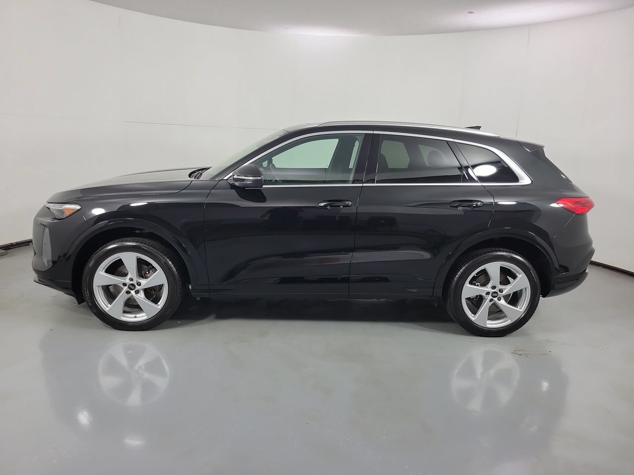 Used 2025 Audi Q5 Premium Plus w/ Premium Plus AWD/4WD image 2