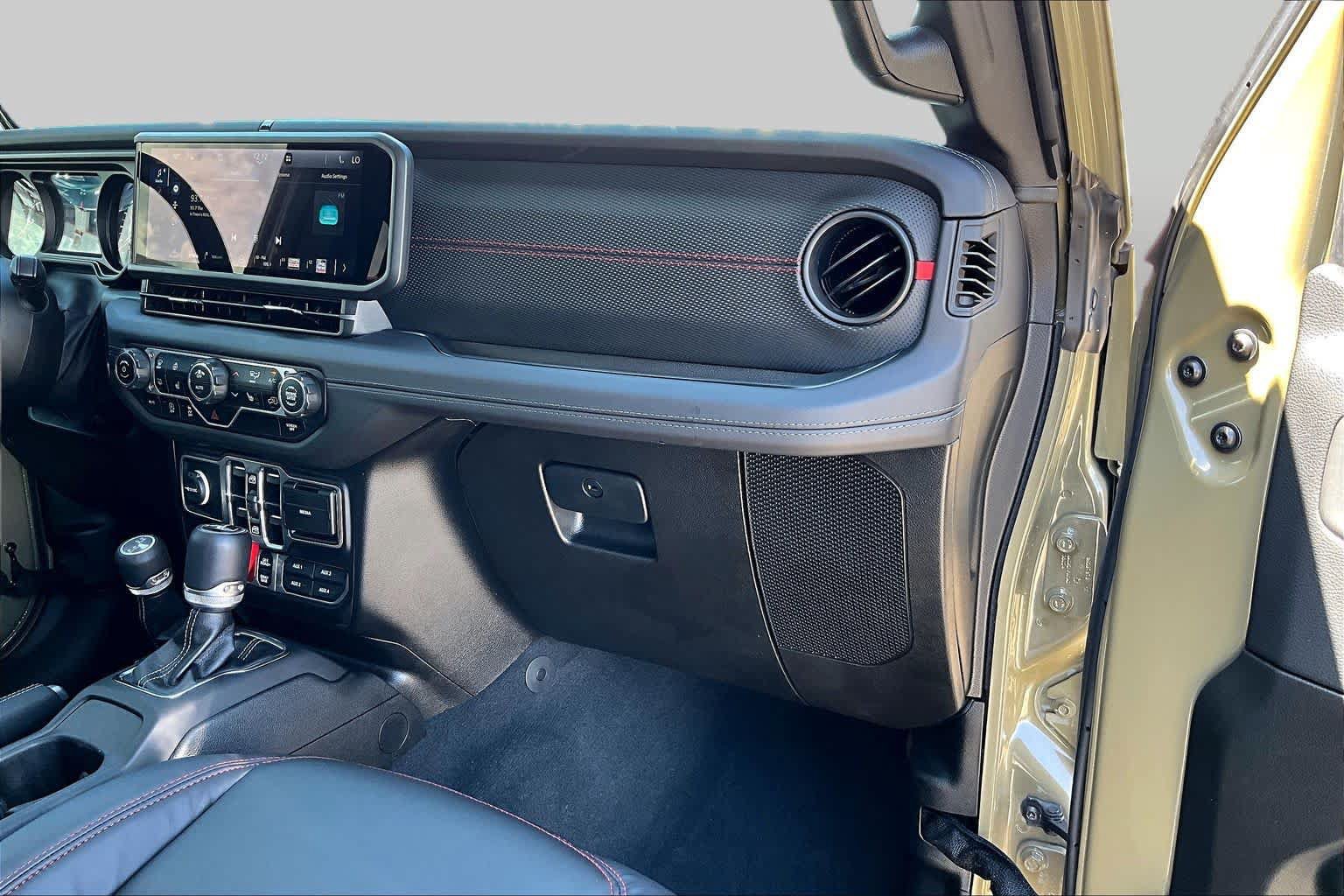 Used 2025 Jeep Wrangler Unlimited Rubicon w/ Convenience Group AWD/4WD image 19