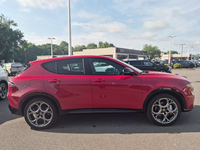 Used 2025 Alfa Romeo Tonale w/ Premium Package AWD/4WD image 2