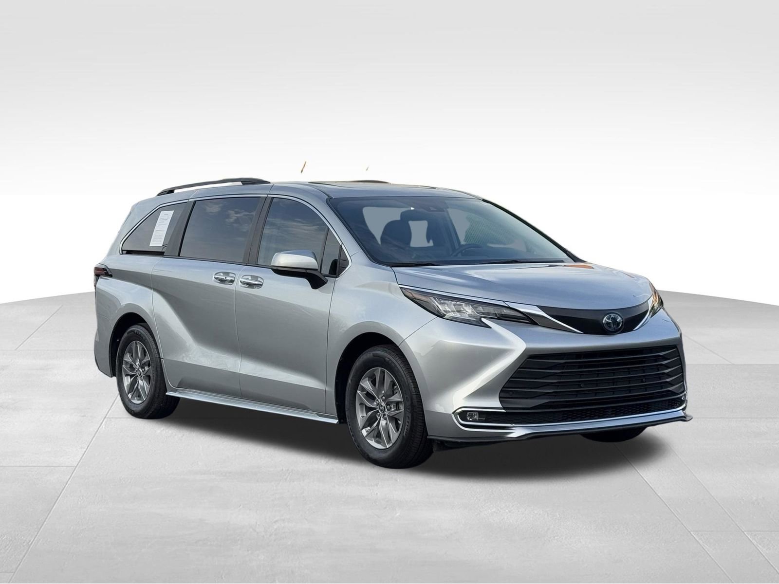 Used 2023 Toyota Sienna XLE FWD image 46